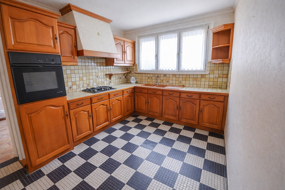 MAISON DE VILLE T6 - 4 CHAMBRES - BEAU POTENTIEL - GARAGE SUR TERRAIN CLOS DE 365M² photo 3
