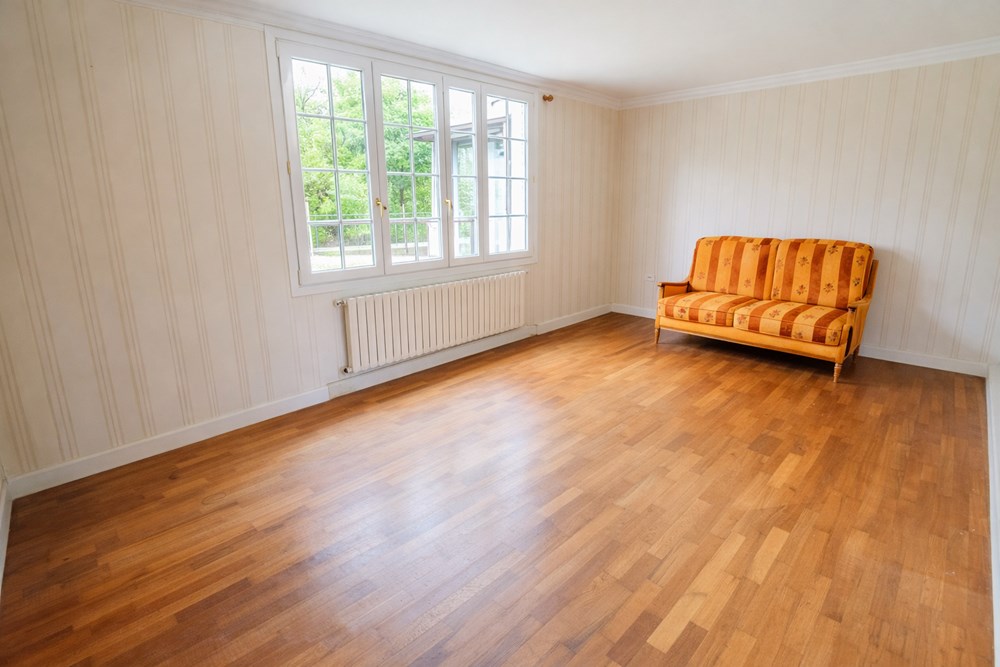 MAISON DE VILLE T6 - 4 CHAMBRES - BEAU POTENTIEL - GARAGE SUR TERRAIN CLOS DE 365M² photo 2