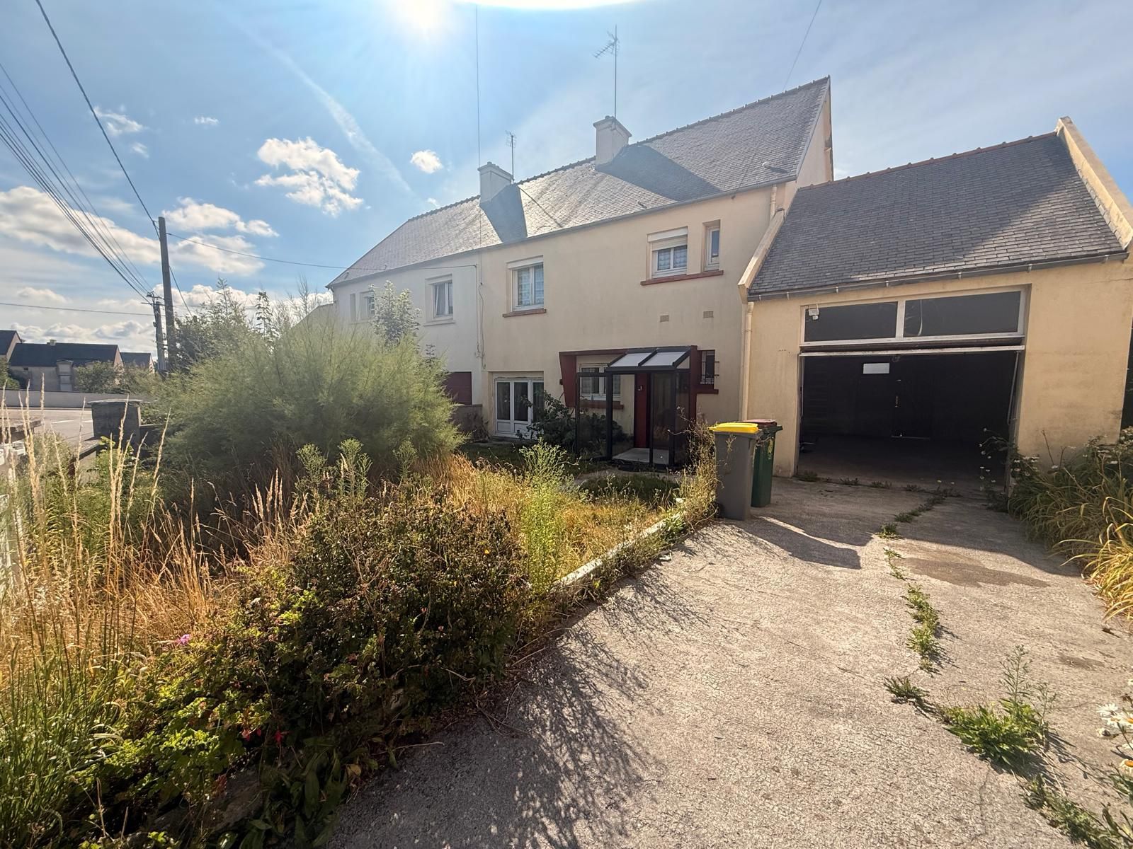 MAISON - T5 - 3 CHAMBRES POSSIBLE 5 - SOUS SOL COMPLET - BEAU POTENTIEL - GARAGE.