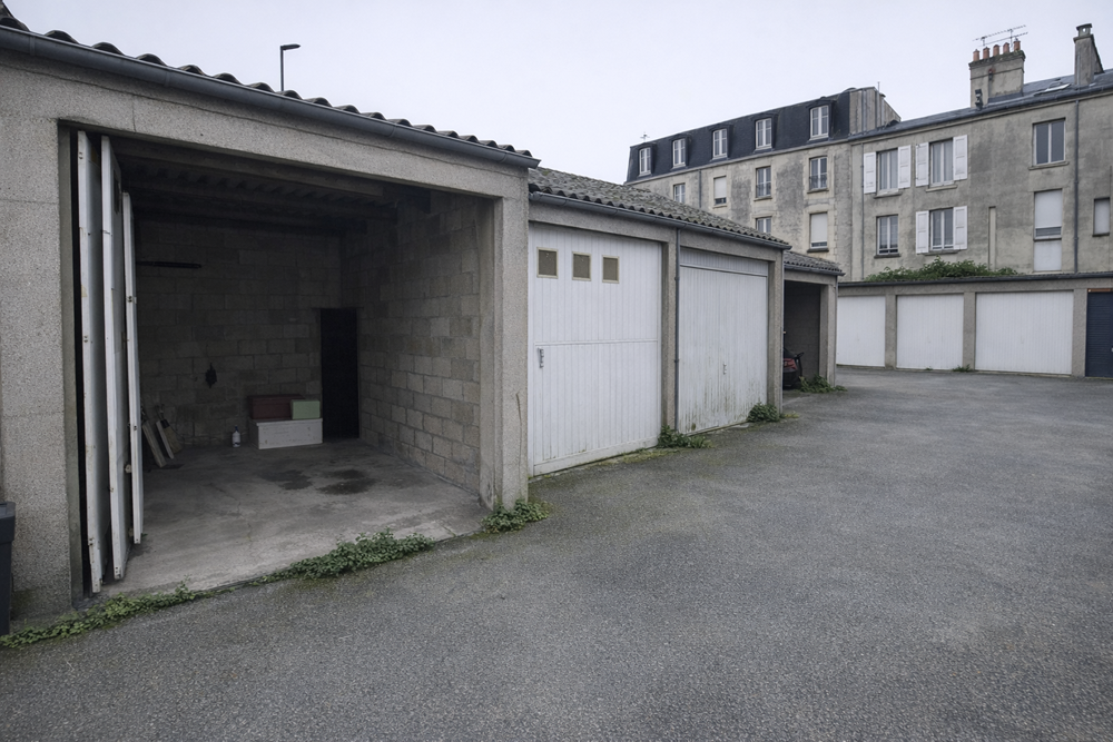 - GARAGE - 15M² - PORTE MANUELLE - RUE YVES COLLET - RARE SUR LE MARCHE - IMPASSE