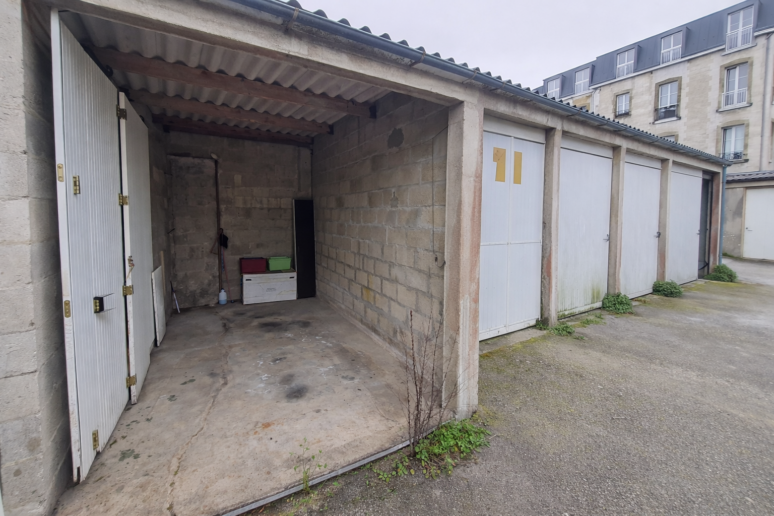 - GARAGE - 15M² - PORTE MANUELLE - RUE YVES COLLET - RARE SUR LE MARCHE - IMPASSE photo 2