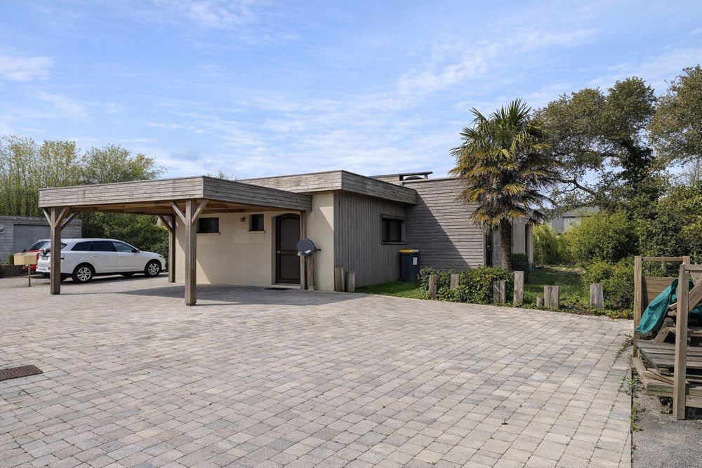 MAISON - T4 - 3 CHAMBRES - PLAIN PIED - ANNEE 2000 - DPE D - PROCHE MER - GARAGE - IDEALEMENT SITUE