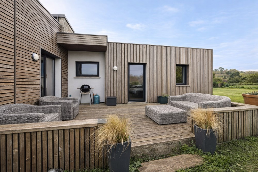 MAISON - T4 - 3 CHAMBRES - PLAIN PIED - ANNEE 2000 - DPE D - PROCHE MER - GARAGE - IDEALEMENT SITUE photo 2