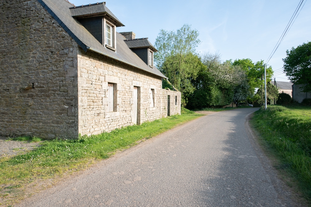 MAISON ET TERRAIN - PLOUGONVEN - COMMUNE DE MORLAIX - EN CAMPAGNE - SECTEUR TRES CALME - VERDOYANT