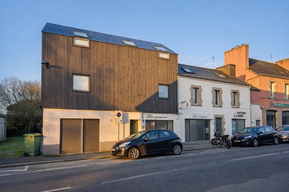 LOCAL COMMERCIAL 15M² - 1 PIECE AVEC WC - BON EMPLACEMENT AU BOURG - PARKING AISE