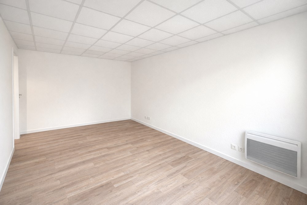 LOCAL COMMERCIAL 15M² - 1 PIECE AVEC WC - BON EMPLACEMENT AU BOURG - PARKING AISE photo 3