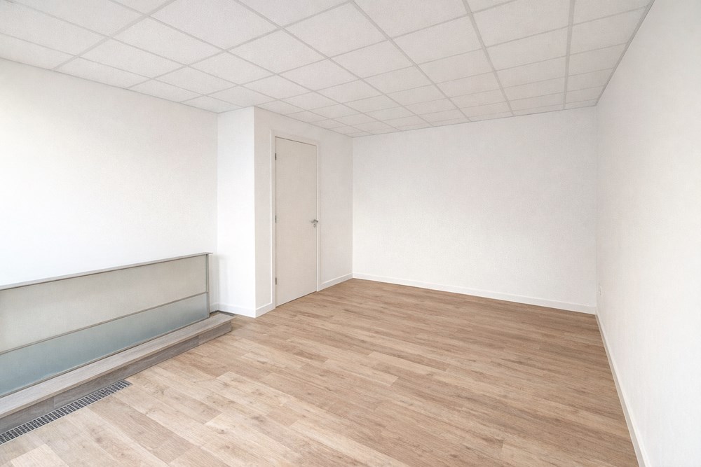 LOCAL COMMERCIAL 15M² - 1 PIECE AVEC WC - BON EMPLACEMENT AU BOURG - PARKING AISE photo 4