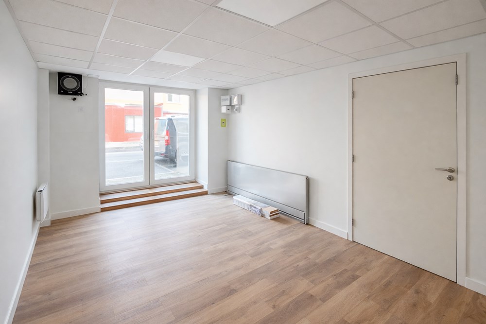 LOCAL COMMERCIAL 15M² - 1 PIECE AVEC WC - BON EMPLACEMENT AU BOURG - PARKING AISE photo 2