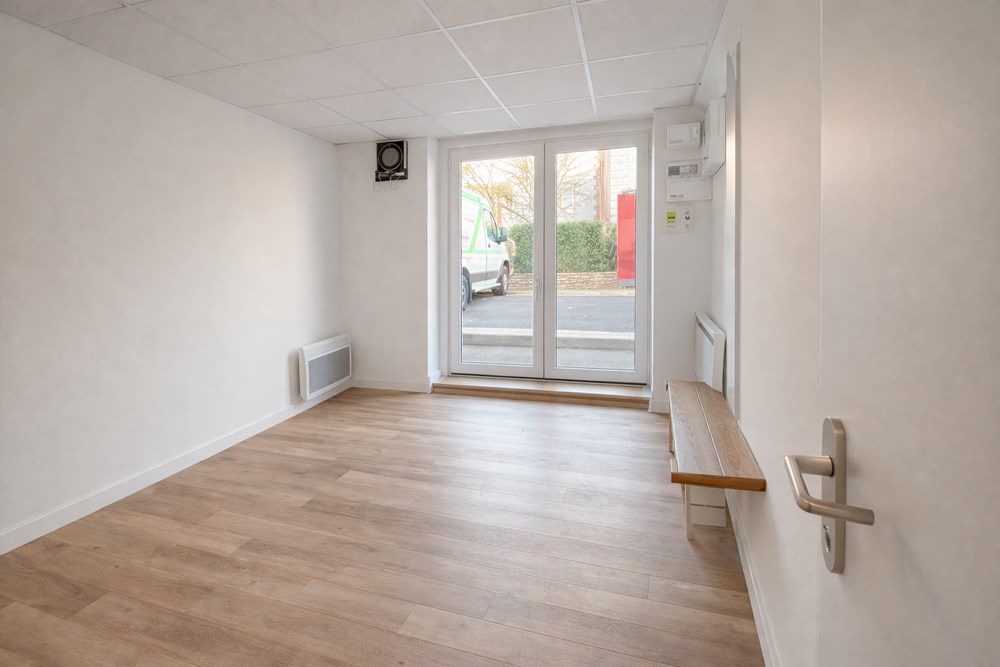 LOCAL COMMERCIAL 15M² - 1 PIECE AVEC WC - BON EMPLACEMENT AU BOURG - PARKING AISE photo 5
