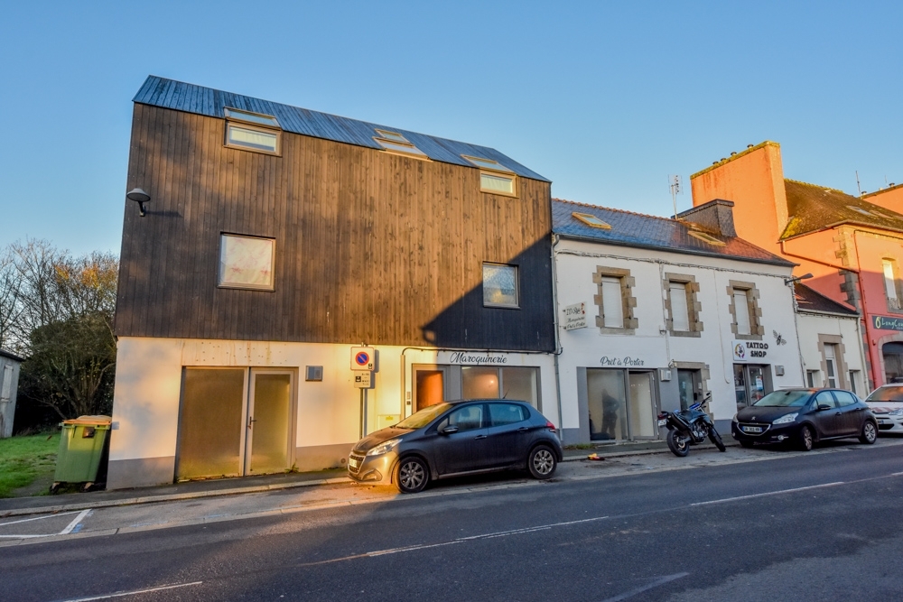 LOCAL COMMERCIAL 15M² - 1 PIECE AVEC WC - BON EMPLACEMENT AU BOURG - PARKING AISE