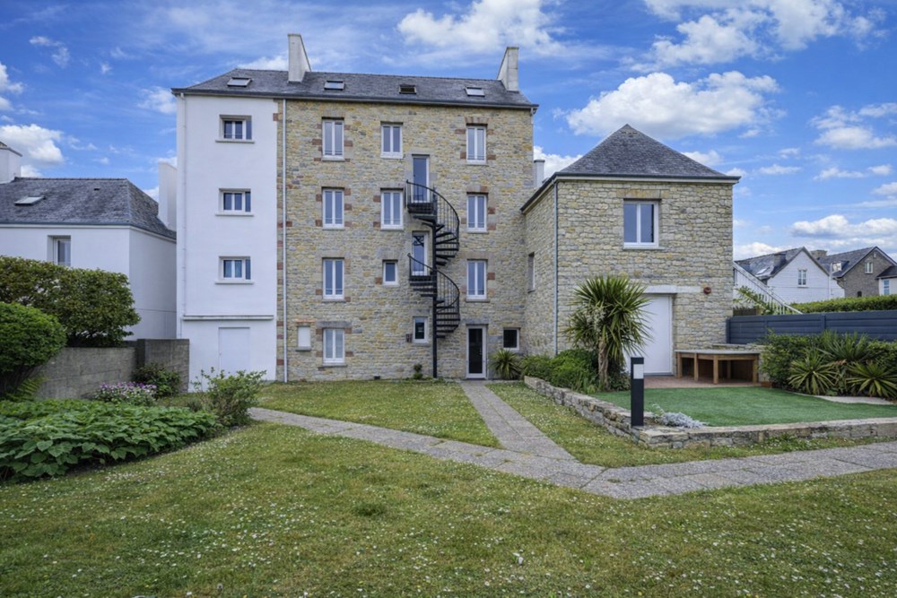 APPARTEMENT T2 DUPLEX DERNIER ETAGE VUE MER - 1 CHAMBRE - BEAU POTENTIEL - PARKING PRIVE ET JARDIN COLLECTIF