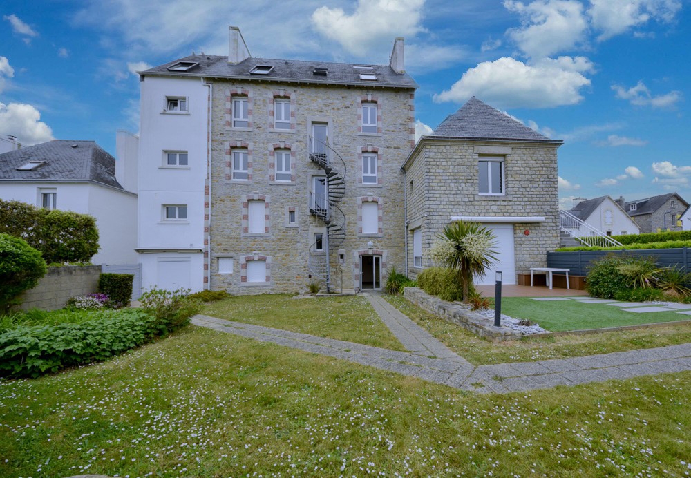 APPARTEMENT T2 DUPLEX DERNIER ETAGE VUE MER - 1 CHAMBRE - BEAU POTENTIEL - PARKING PRIVE ET JARDIN COLLECTIF