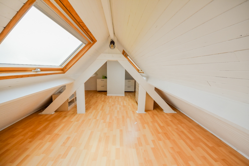 APPARTEMENT T2 DUPLEX DERNIER ETAGE VUE MER - 1 CHAMBRE - BEAU POTENTIEL - PARKING PRIVE ET JARDIN COLLECTIF photo 5