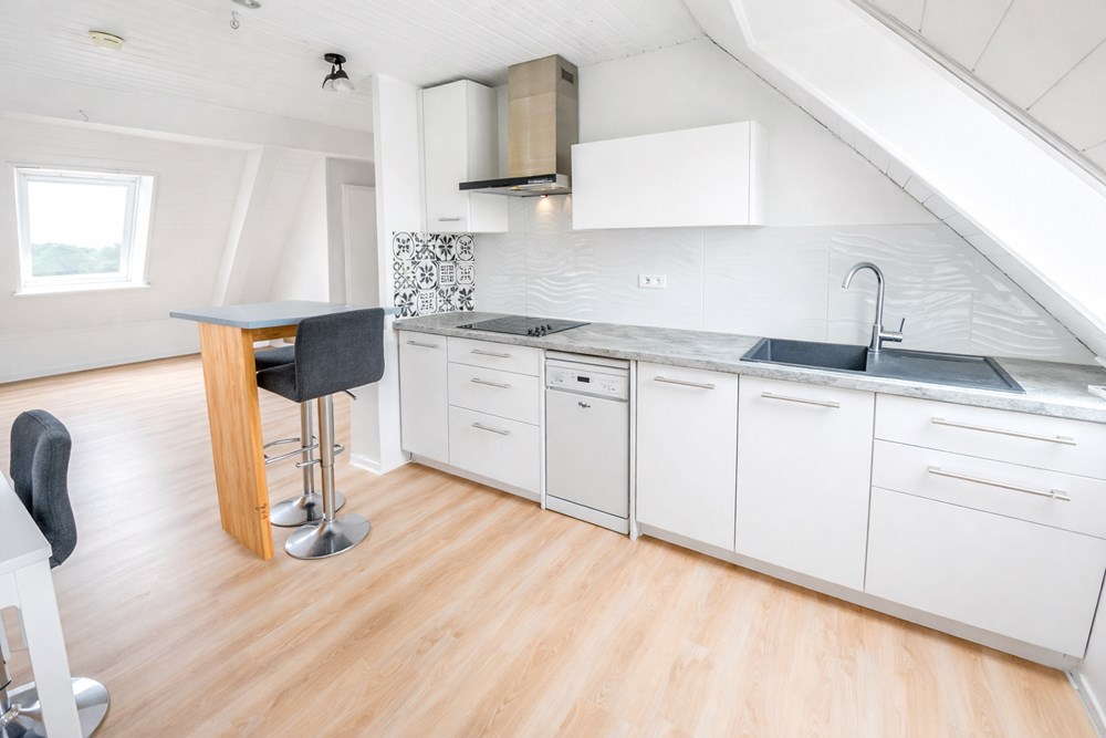 APPARTEMENT T2 DUPLEX DERNIER ETAGE VUE MER - 1 CHAMBRE - BEAU POTENTIEL - PARKING PRIVE ET JARDIN COLLECTIF photo 3