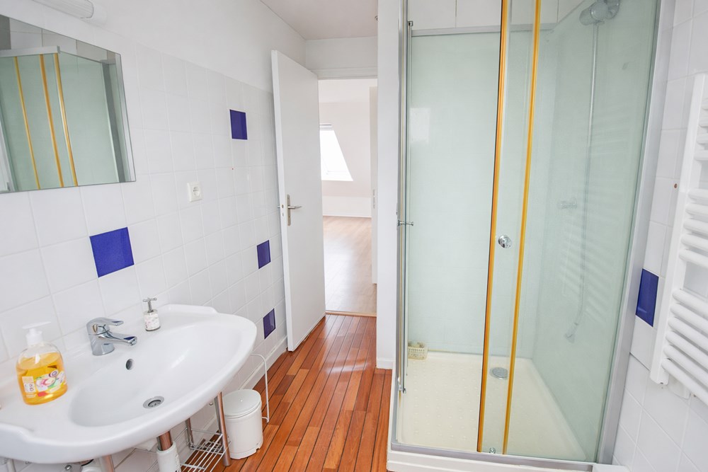 APPARTEMENT T2 DUPLEX DERNIER ETAGE VUE MER - 1 CHAMBRE - BEAU POTENTIEL - PARKING PRIVE ET JARDIN COLLECTIF photo 4