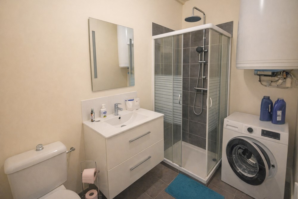 APPARTEMENT T2 44M² - 1 CHAMBRE - DALLE BETON - TERRASSE ET JARDIN - CAVE BETONEE - LOCATAIRE EN PLACE photo 5