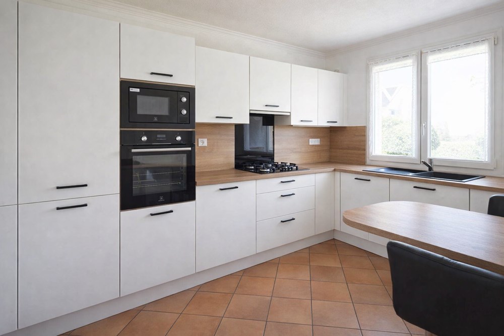 MAISON DE 90 M² - 3 CHAMBRES - SOUS-SOL COMPLET - JARDIN CLOS DE 500M² - DPE C - POMPE A CHALEUR - FENETRES PVC photo 2