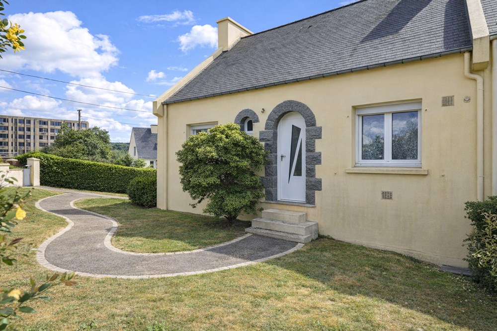 MAISON DE 90 M² - 3 CHAMBRES - SOUS-SOL COMPLET - JARDIN CLOS DE 500M² - DPE C - POMPE A CHALEUR - FENETRES PVC