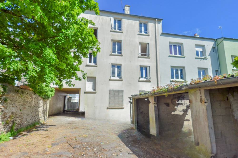 IMMEUBLE EN MONOPROPRIETE AVEC LOT DE 10 GARAGES - DALLE BETON - 385M² - A RENOVER TOTALEMENT