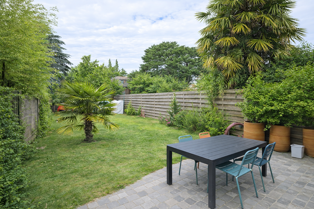 MAISON EN REZ DE JARDIN ENTIEREMENT RENOVEE EN 2021 - PIECE DE VIE TRIPLE AVEC ACCES TERRASSE - STORE BAN - 3/5 CHAMBRES - GARAGE - RARE photo 2