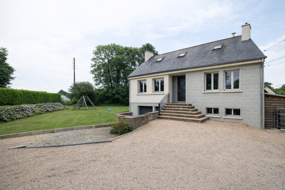 MAISON 4 CHAMBRES - RENOVEE A NEUF - SUR SOUS-SOL COMPLET - BEAU TERRAIN DE 950 M2 - EXCELLENT DPE D ( A 5 POINTS DU DPE C)