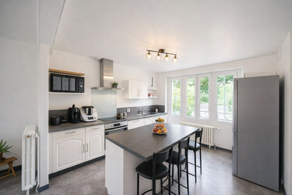 MAISON 4 CHAMBRES - RENOVEE A NEUF - SUR SOUS-SOL COMPLET - BEAU TERRAIN DE 950 M2 - EXCELLENT DPE D ( A 5 POINTS DU DPE C) photo 4
