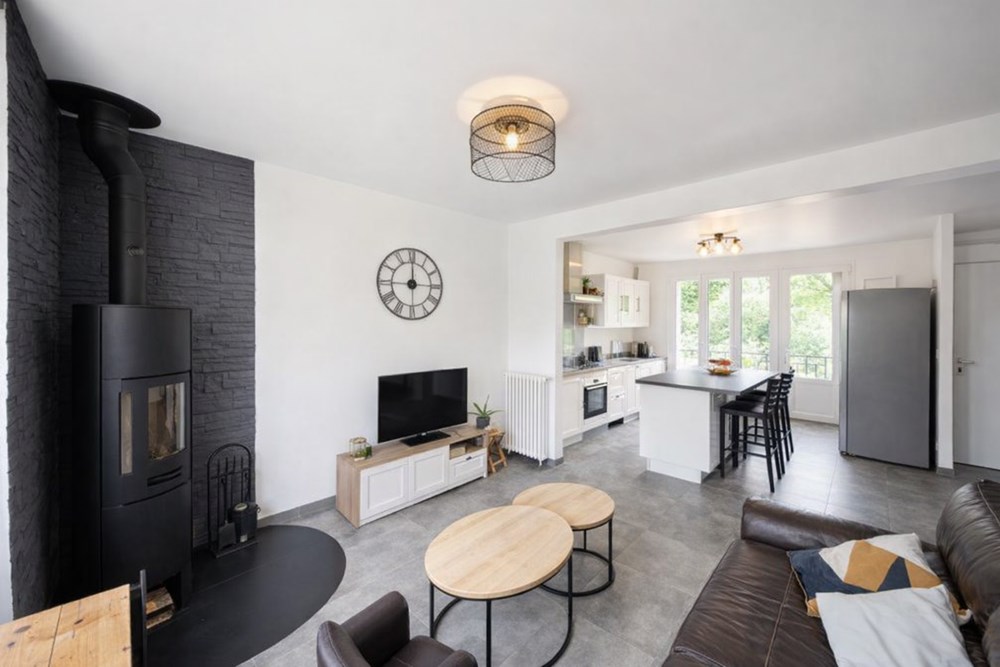 MAISON 4 CHAMBRES - RENOVEE A NEUF - SUR SOUS-SOL COMPLET - BEAU TERRAIN DE 950 M2 - EXCELLENT DPE D ( A 5 POINTS DU DPE C) photo 2