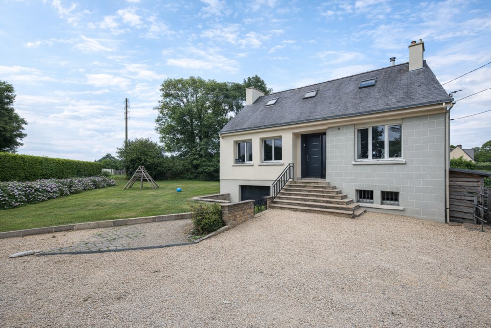 MAISON 4 CHAMBRES - RENOVEE A NEUF - SUR SOUS-SOL COMPLET - BEAU TERRAIN DE 950 M2 - EXCELLENT DPE D ( A 5 POINTS DU DPE C)