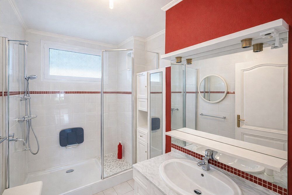 APPARTEMENT - T4 - 2 CHAMBRES - SEJOUR DE 30M² - DPE D - VUE DEGAGEE - DALLE BETON - ASCENSEUR - GARAGE EN OPTION. photo 4