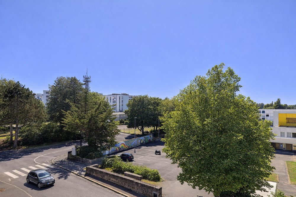 APPARTEMENT - T4 - 2 CHAMBRES - SEJOUR DE 30M² - DPE D - VUE DEGAGEE - DALLE BETON - ASCENSEUR - GARAGE EN OPTION.