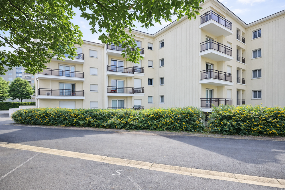 APPARTEMENT - T2 - PREMIER ETAGE AVEC ASCENSEUR - BALCON - DALLE BETON - BELLE EXPOSITION - VUE DEGAGEE - DANS UNE RESIDENCE SENIOR