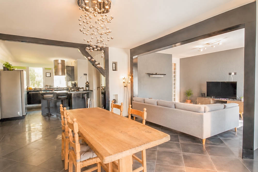 APPARTEMENT DE 96 M² - 3 CHAMBRES (4 POSSIBLE) - PIECE DE VIE DE 50 M² - 3 BALCONS - ASCENSEUR - PLACE DE PARKING - EXPOSITION SUD - CAVE - DPE C photo 3