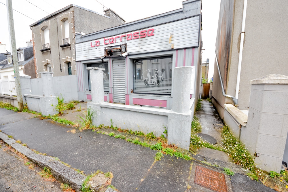 LOCAL A RENOVER OU TRANSFORMER 59M² - MULTIPLES POSSIBILITES - PERMIS DE CONSTRUIRE DEJA ACCEPTE photo 2