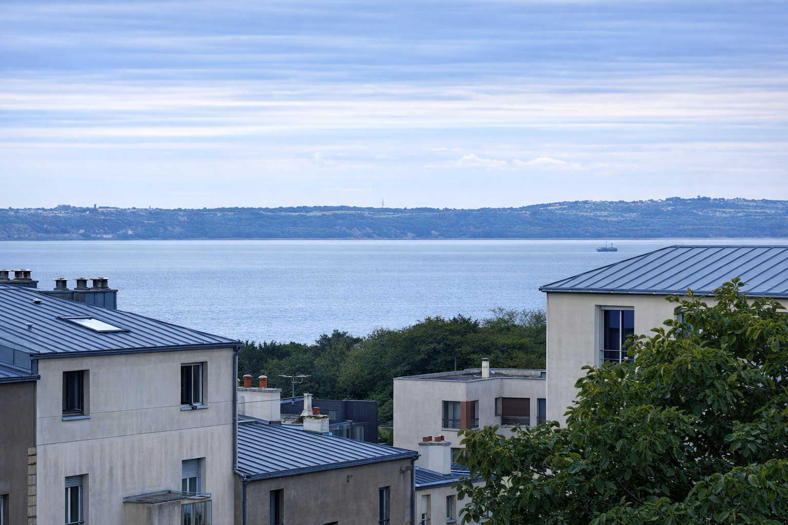 APPARTEMENT STUDIO DE 25 M² AVEC VUE MER DERNIER ETAGE EN DALLE BETON - EXCELLENT DPE : B - GES : C - COUP DE COEUR - RARE