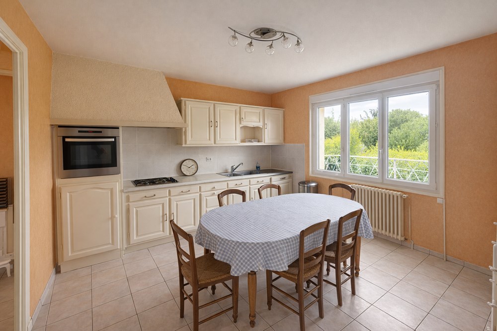 MAISON - T6 - 5 CHAMBRES - DPE D - TERRAIN DE 5000M² - SOUS SOL COMPLET - POMPE A CHALEUR. photo 4