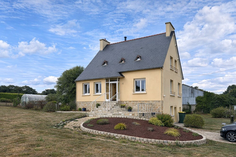 MAISON - T6 - 5 CHAMBRES - DPE D - TERRAIN DE 5000M² - SOUS SOL COMPLET - POMPE A CHALEUR.