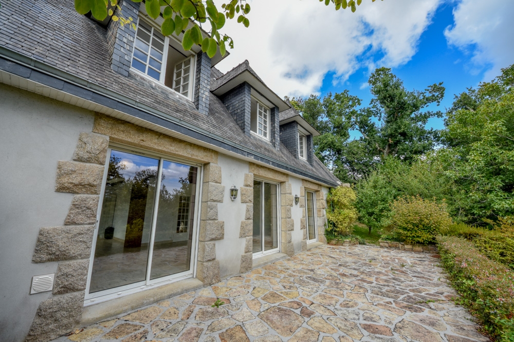 MAISON INDIVIDUELLE T8 183M² - 6 CHAMBRES - NOMBREUSES POSSIBILITES - SOUS-SOL INTEGRAL SUR TERRAIN DE 2250M²