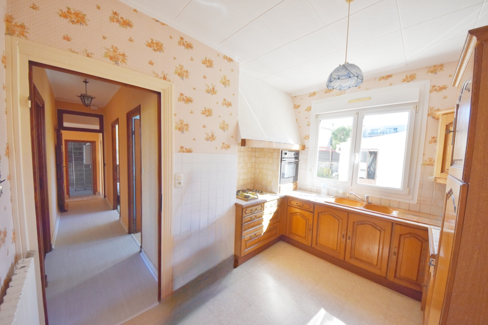 MAISON DE PLAIN-PIED 100M2 (69M2 CARREZ) - A RAFRAICHIR - MAGNIFIQUE JARDIN SANS VIS A VIS - BEAU GARAGE photo 3