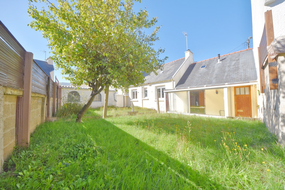 MAISON DE PLAIN-PIED 100M2 (69M2 CARREZ) - A RAFRAICHIR - MAGNIFIQUE JARDIN SANS VIS A VIS - BEAU GARAGE photo 2