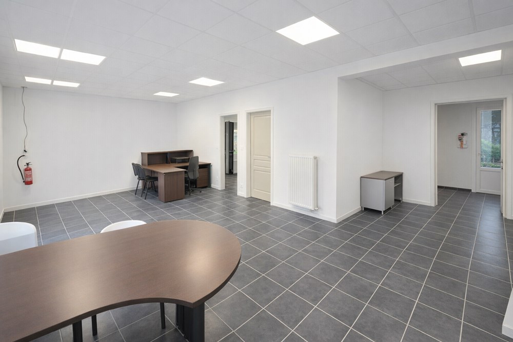 LANDIVISIAU - LOCAL - 50 M2 photo 2