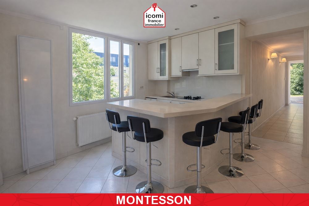 YVELINES - MONTESSON (78360) - A VENDRE - APPARTEMENT DUPLEX AU 1ER ET COMBLES DE 65 M² - PIECE DE VIE DE 35M - 1/2 COUCHAGES - PARKING - CALME - ESPACES COMMUNS ARBORES - RARE