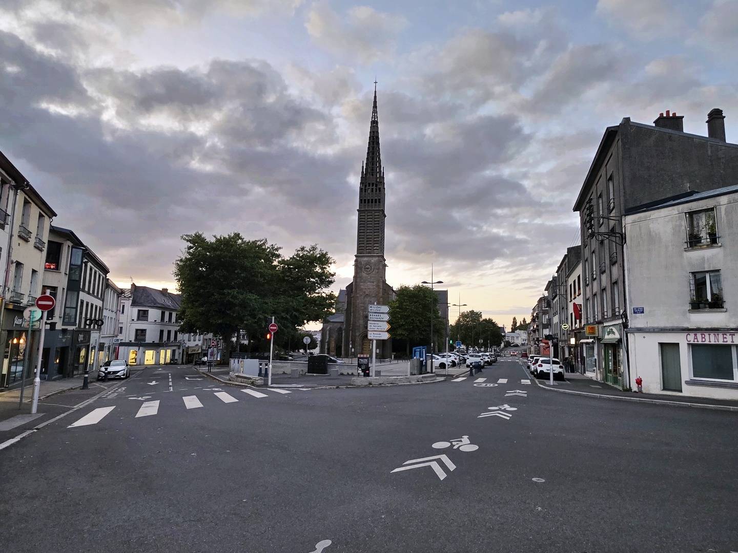 Vue de la place du marché et de l'église de Lambézellec à Brest